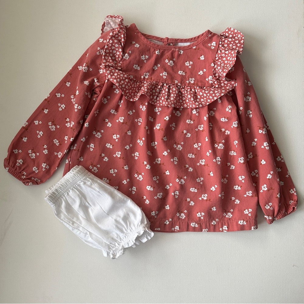 Carter’s girl’s Floral Ruffle Long Sleeve Top with white bloomers.Size 3T.